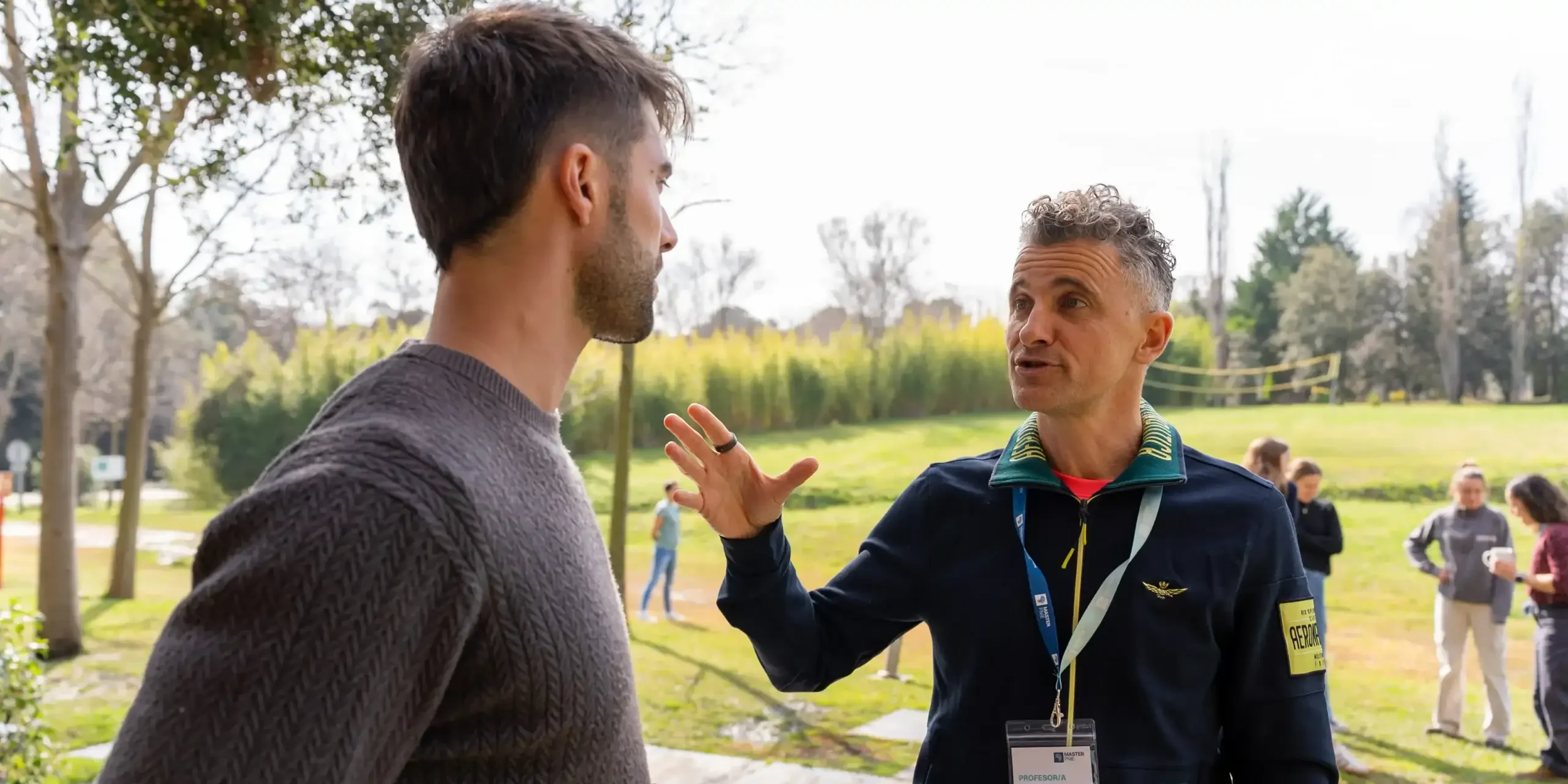Xevi Verdaguer hablando con un alumno en un espacio de networking durante un retiro vivencial.