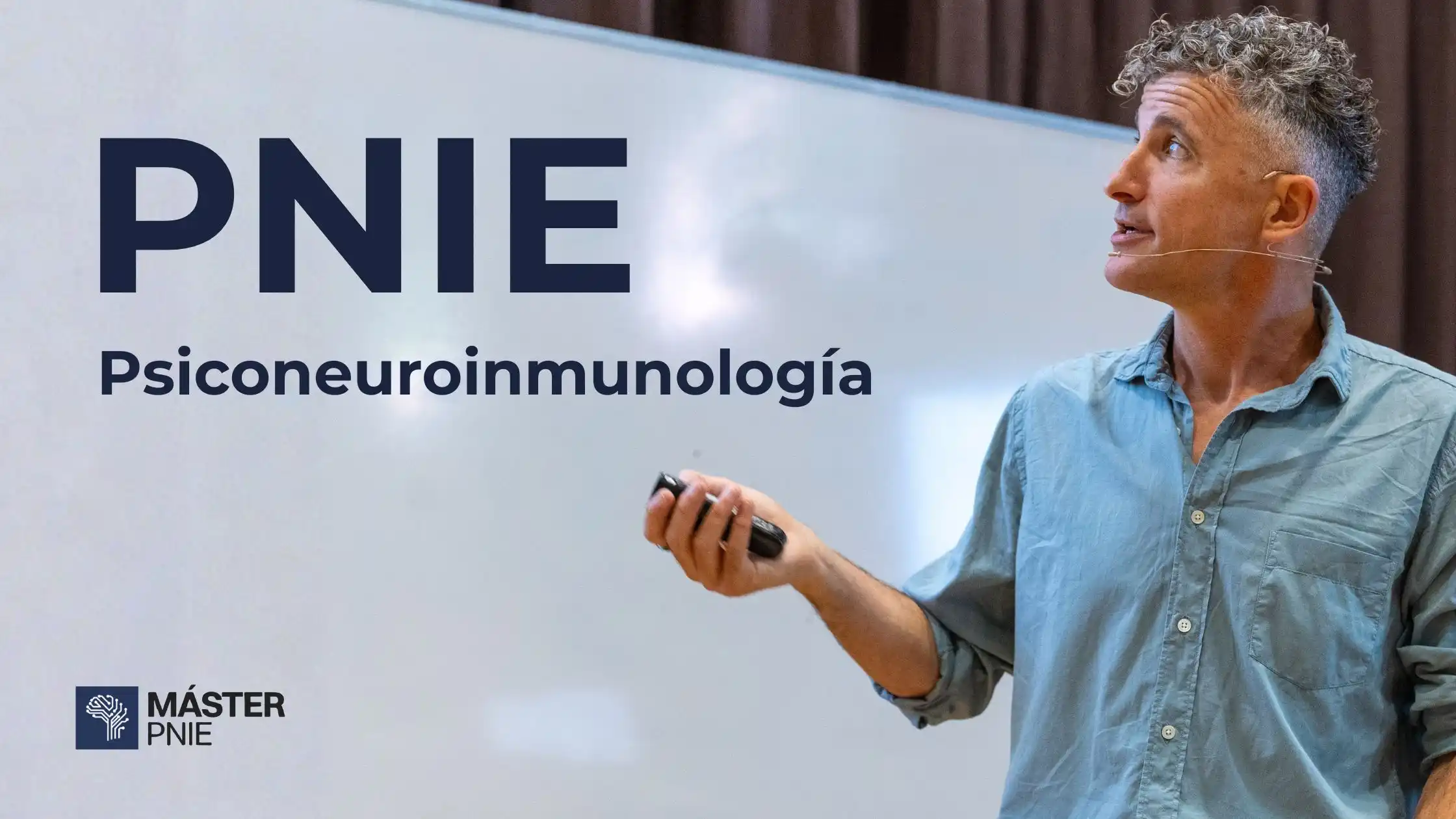 Xevi Verdaguer explicando los fundamentos de la Psiconeuroinmunología (PNIE) en una clase del Máster en PNIE, formación en salud integrativa.