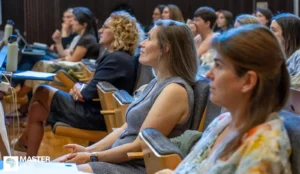 Alumnos asistiendo a una clase presencial del Máster en psiconeuroinmunología en Barcelona, en un entorno académico especializado en salud integrativa.