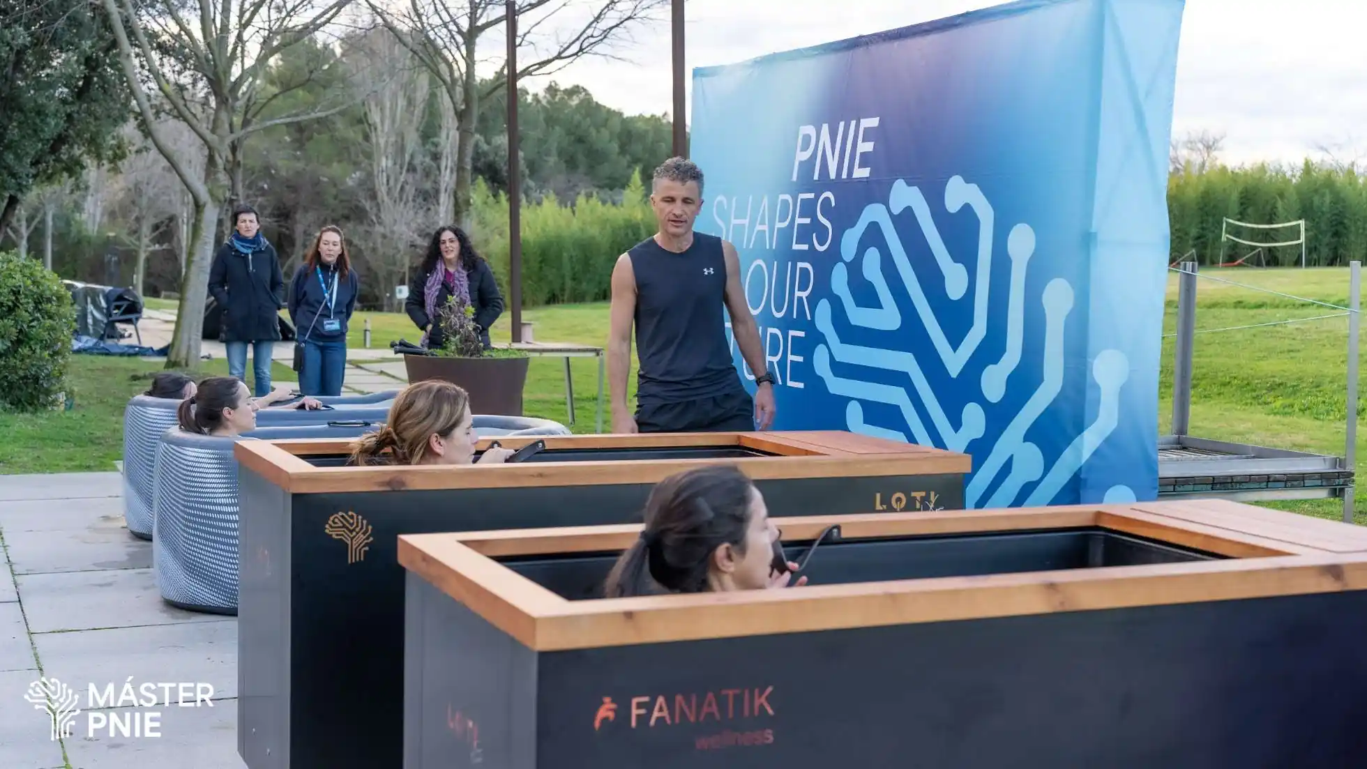 Alumnos en baños de hielo haciendo cold plunge para experimentar la hormesis por frío, Retiro Inaugural del Máster PNIE Xevi Verdaguer.