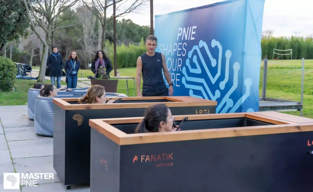 Alumnos en baños de hielo haciendo cold plunge para experimentar la hormesis por frío, Retiro Inaugural del Máster PNIE Xevi Verdaguer.