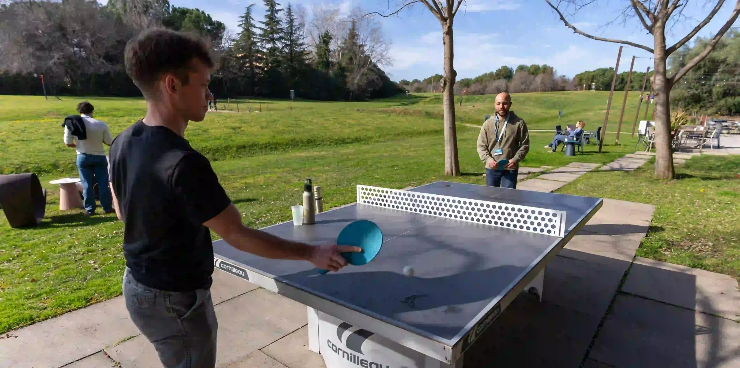 Persona jugando ping-pong al aire libre durante el Retiro Inaugural del Máster PNIE Xevi Verdaguer.